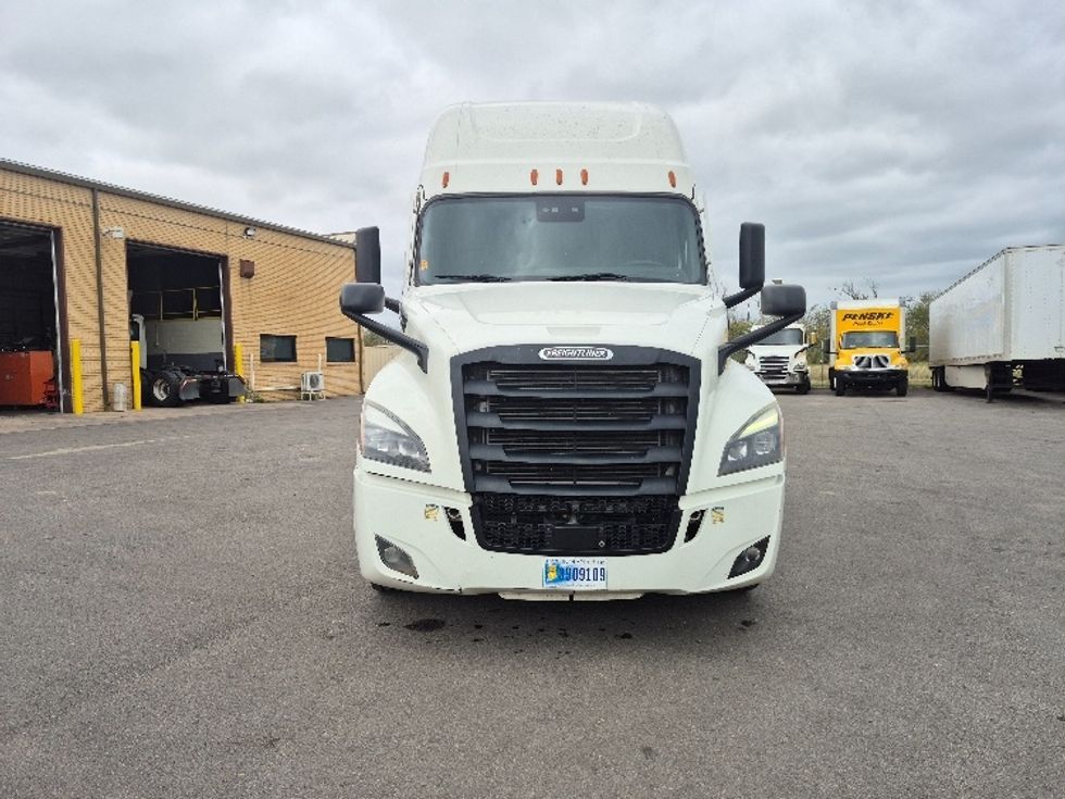 Sleeper Tractor-Heavy Duty Tractors-Freightliner-2022-T12664ST-Salina-KS-518,415\n\t\tmiles-$ 82,500 - Image 2