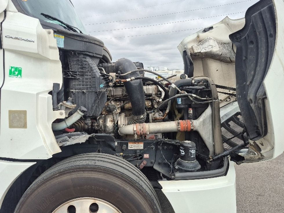 Sleeper Tractor-Heavy Duty Tractors-Freightliner-2022-T12664ST-Salina-KS-518,415\n\t\tmiles-$ 82,500 - Image 20