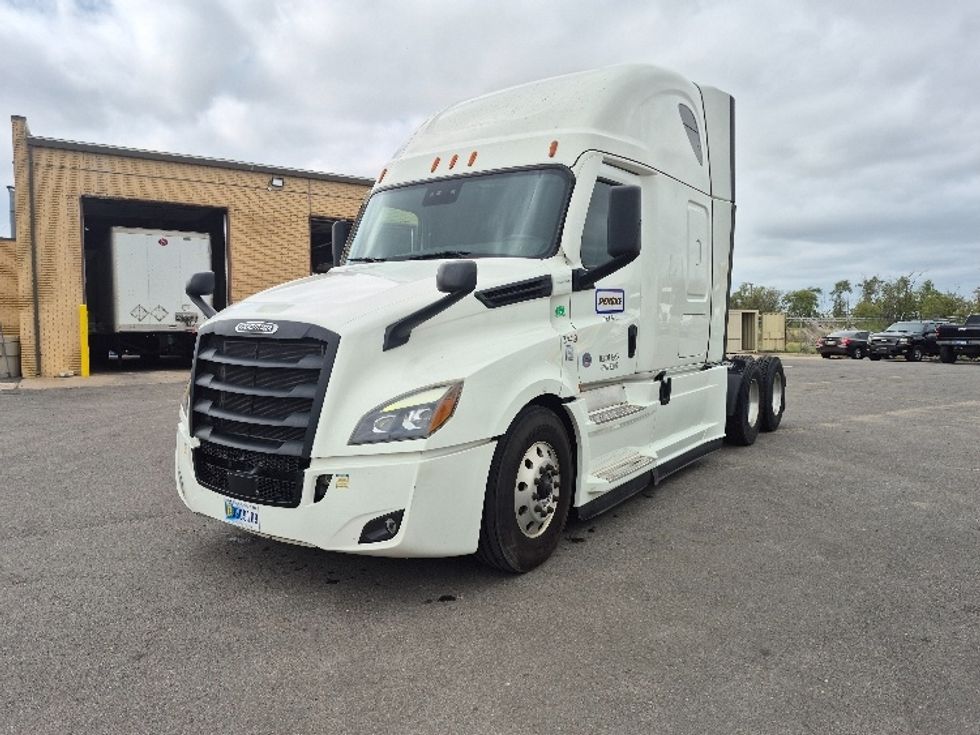 Sleeper Tractor-Heavy Duty Tractors-Freightliner-2022-T12664ST-Salina-KS-518,415\n\t\tmiles-$ 82,500 - Image 3