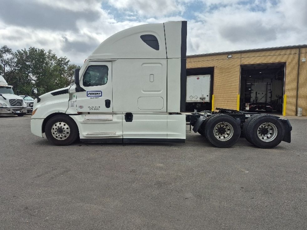 Sleeper Tractor-Heavy Duty Tractors-Freightliner-2022-T12664ST-Salina-KS-518,415\n\t\tmiles-$ 82,500 - Image 4