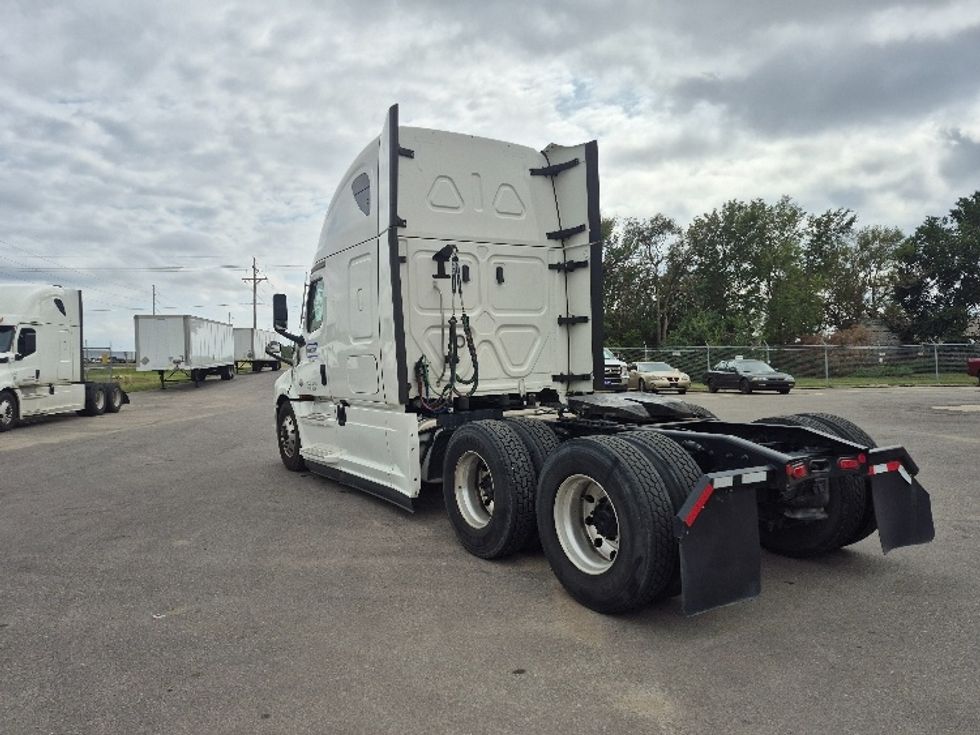 Sleeper Tractor-Heavy Duty Tractors-Freightliner-2022-T12664ST-Salina-KS-518,415\n\t\tmiles-$ 82,500 - Image 5
