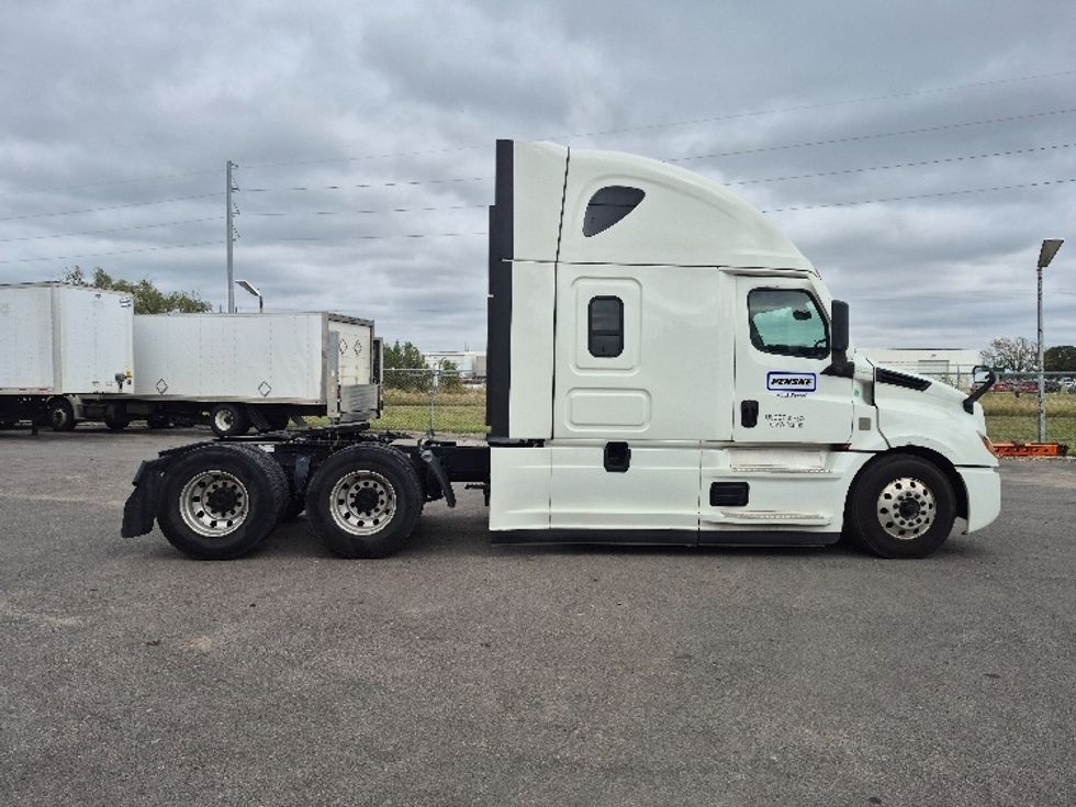 Sleeper Tractor-Heavy Duty Tractors-Freightliner-2022-T12664ST-Salina-KS-518,415\n\t\tmiles-$ 82,500 - Image 8