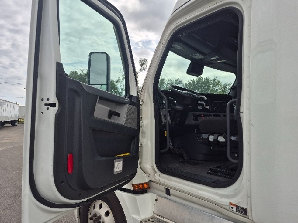 Sleeper Tractor-Heavy Duty Tractors-Freightliner-2022-T12664ST-Salina-KS-518,415\n\t\tmiles-$ 82,500 - Image 9