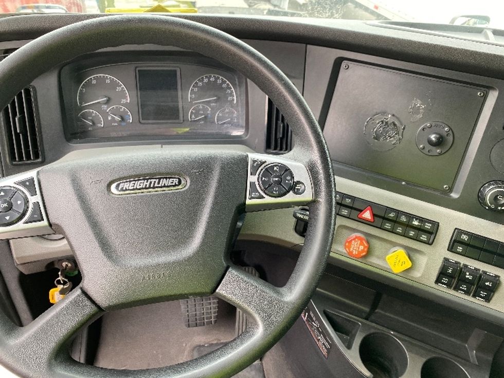 Sleeper Tractor-Heavy Duty Tractors-Freightliner-2022-T12664ST-Salt Lake City-UT-482,418\n\t\tmiles-$ 80,500 - Image 11
