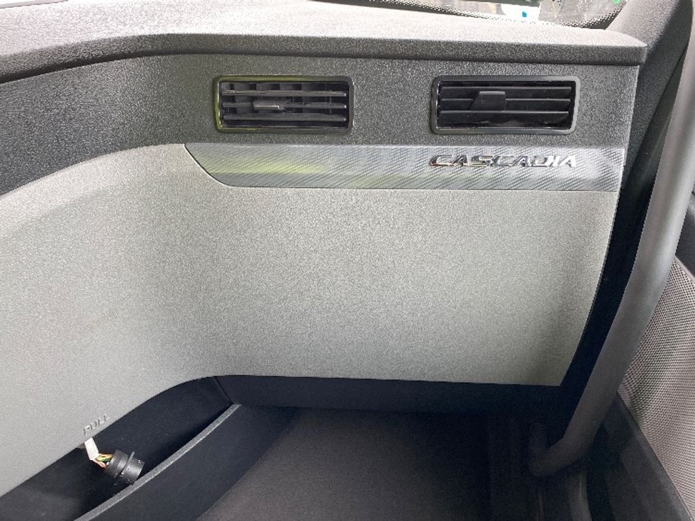 Sleeper Tractor-Heavy Duty Tractors-Freightliner-2022-T12664ST-Salt Lake City-UT-482,418\n\t\tmiles-$ 80,500 - Image 14