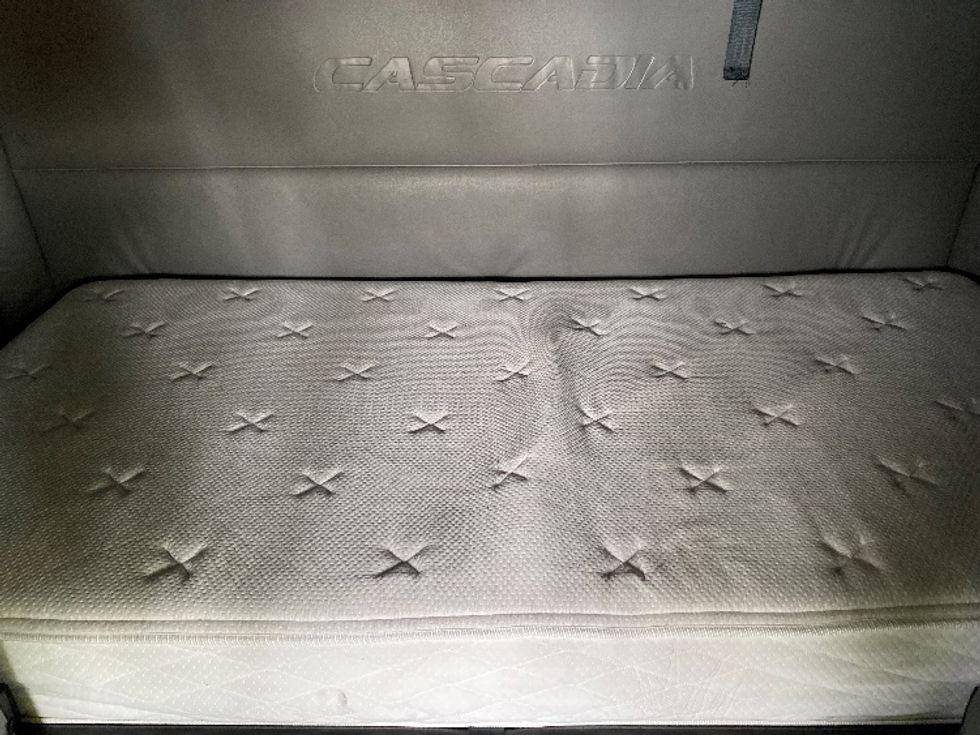 Sleeper Tractor-Heavy Duty Tractors-Freightliner-2022-T12664ST-Salt Lake City-UT-482,418\n\t\tmiles-$ 80,500 - Image 17