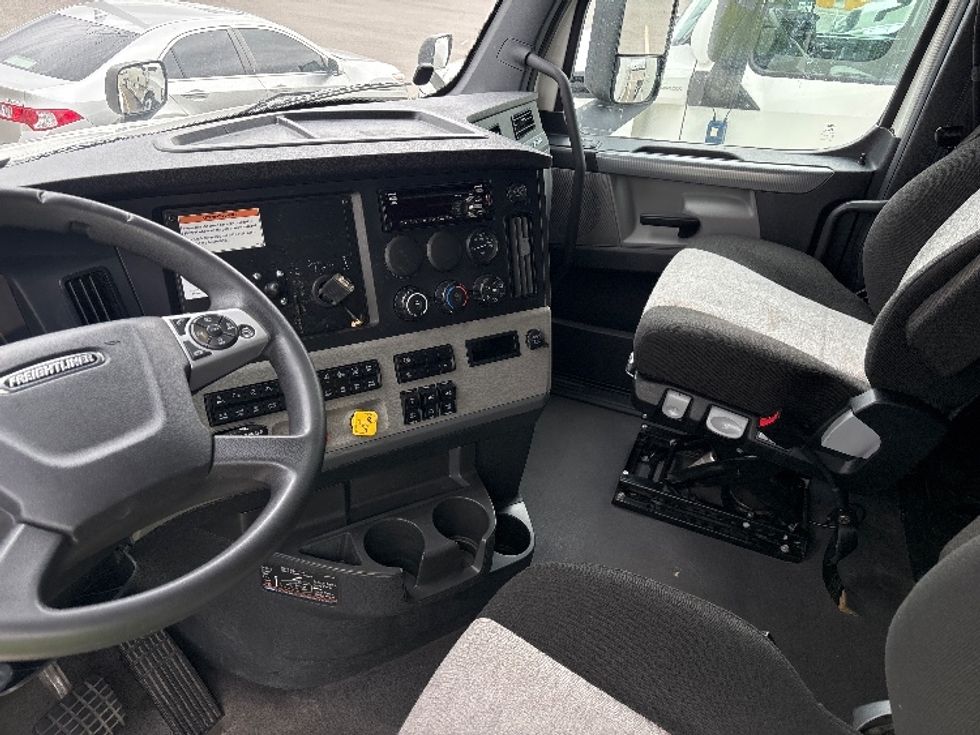 Sleeper Tractor-Heavy Duty Tractors-Freightliner-2022-T12664ST-Salt Lake City-UT-490,532\n\t\tmiles-$ 75,000 - Image 10