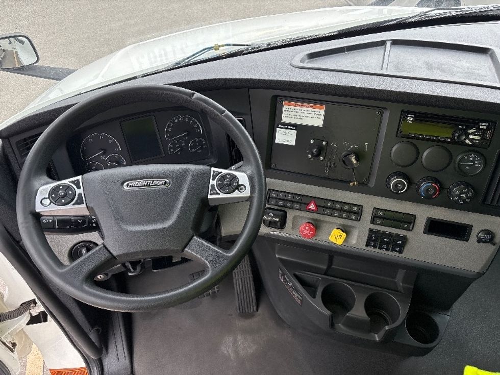 Sleeper Tractor-Heavy Duty Tractors-Freightliner-2022-T12664ST-Salt Lake City-UT-490,532\n\t\tmiles-$ 75,000 - Image 11
