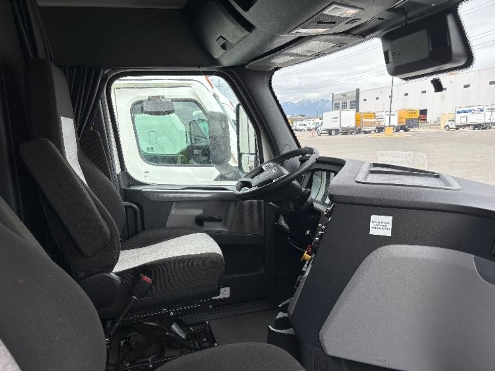 Sleeper Tractor-Heavy Duty Tractors-Freightliner-2022-T12664ST-Salt Lake City-UT-490,532\n\t\tmiles-$ 75,000 - Image 15