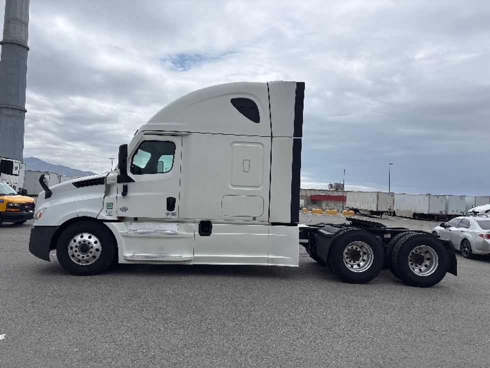 Sleeper Tractor-Heavy Duty Tractors-Freightliner-2022-T12664ST-Salt Lake City-UT-490,532\n\t\tmiles-$ 75,000 - Image 4