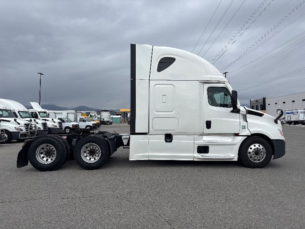 Sleeper Tractor-Heavy Duty Tractors-Freightliner-2022-T12664ST-Salt Lake City-UT-490,532\n\t\tmiles-$ 75,000 - Image 8
