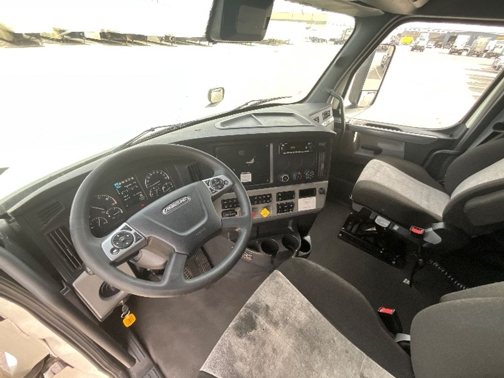 Sleeper Tractor-Heavy Duty Tractors-Freightliner-2022-T12664ST-Salt Lake City-UT-532,193\n\t\tmiles-$ 72,500 - Image 10