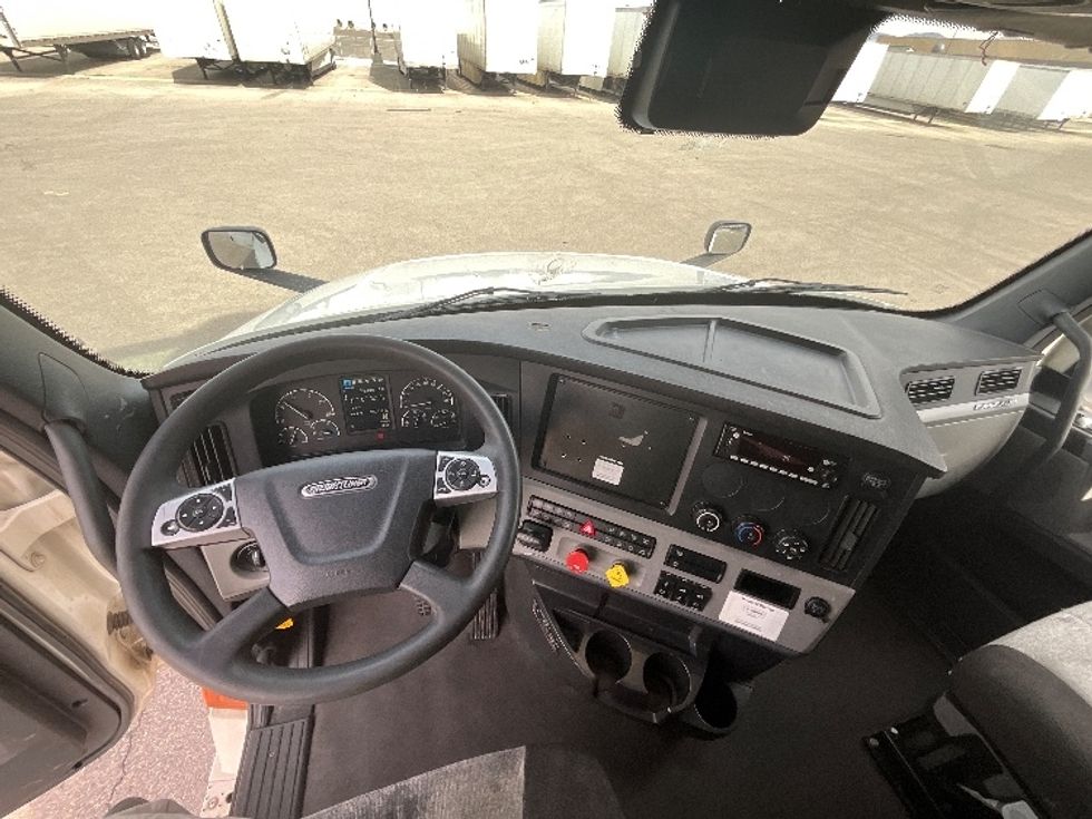 Sleeper Tractor-Heavy Duty Tractors-Freightliner-2022-T12664ST-Salt Lake City-UT-532,193\n\t\tmiles-$ 72,500 - Image 11