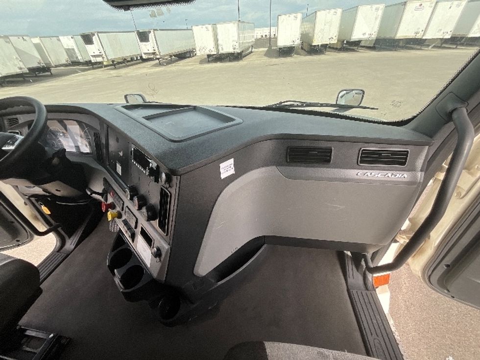 Sleeper Tractor-Heavy Duty Tractors-Freightliner-2022-T12664ST-Salt Lake City-UT-532,193\n\t\tmiles-$ 72,500 - Image 14