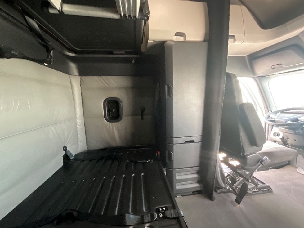 Sleeper Tractor-Heavy Duty Tractors-Freightliner-2022-T12664ST-Salt Lake City-UT-532,193\n\t\tmiles-$ 72,500 - Image 18