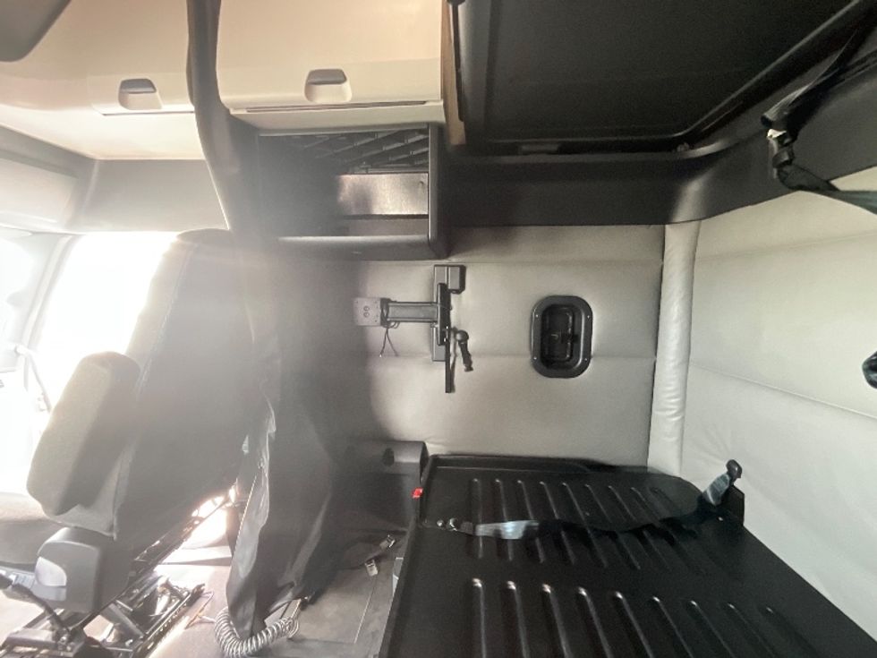 Sleeper Tractor-Heavy Duty Tractors-Freightliner-2022-T12664ST-Salt Lake City-UT-532,193\n\t\tmiles-$ 72,500 - Image 19