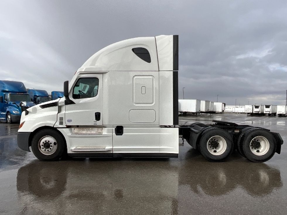 Sleeper Tractor-Heavy Duty Tractors-Freightliner-2022-T12664ST-Salt Lake City-UT-532,193\n\t\tmiles-$ 72,500 - Image 4