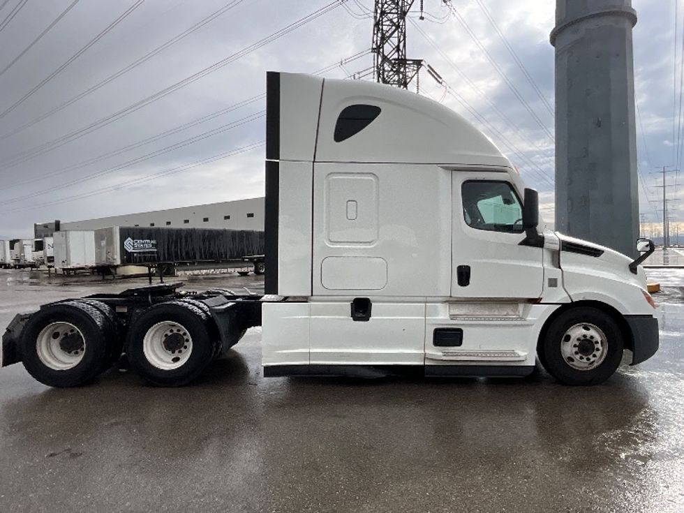 Sleeper Tractor-Heavy Duty Tractors-Freightliner-2022-T12664ST-Salt Lake City-UT-532,193\n\t\tmiles-$ 72,500 - Image 8