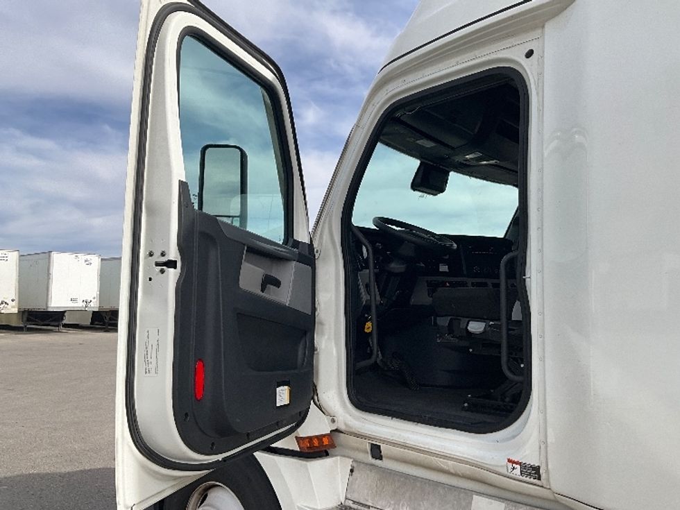 Sleeper Tractor-Heavy Duty Tractors-Freightliner-2022-T12664ST-Salt Lake City-UT-532,193\n\t\tmiles-$ 72,500 - Image 9