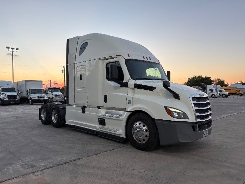 Sleeper Tractor-Heavy Duty Tractors-Freightliner-2022-T12664ST-San Antonio-TX-258,620\n\t\tmiles-$ 103,500 - Image 1