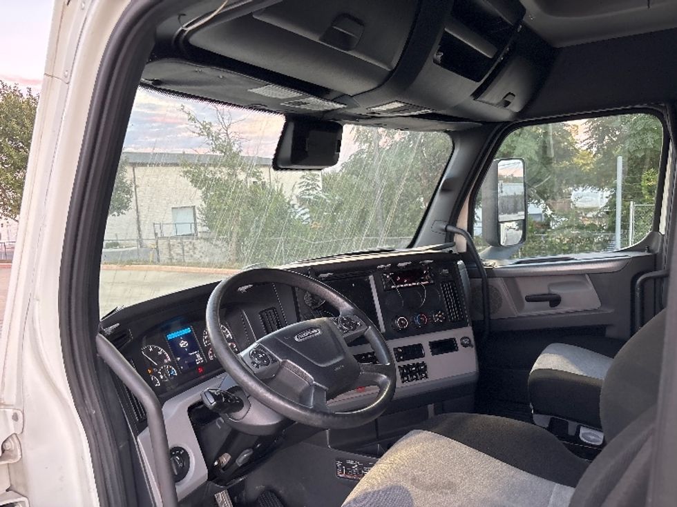 Sleeper Tractor-Heavy Duty Tractors-Freightliner-2022-T12664ST-San Antonio-TX-258,620\n\t\tmiles-$ 103,500 - Image 10