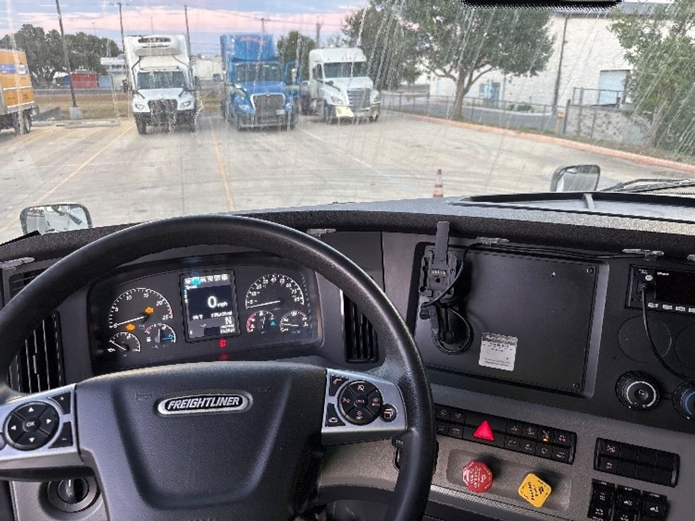 Sleeper Tractor-Heavy Duty Tractors-Freightliner-2022-T12664ST-San Antonio-TX-258,620\n\t\tmiles-$ 103,500 - Image 11