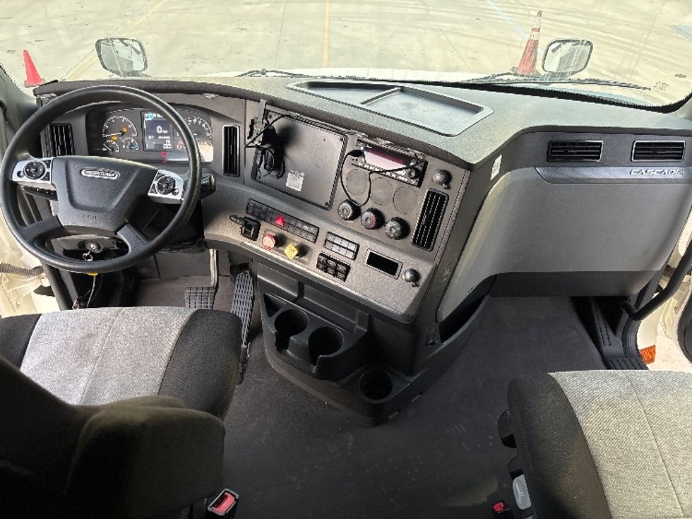 Sleeper Tractor-Heavy Duty Tractors-Freightliner-2022-T12664ST-San Antonio-TX-258,620\n\t\tmiles-$ 103,500 - Image 12