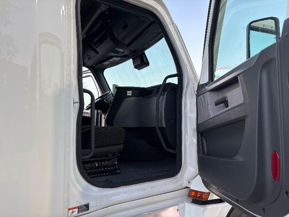 Sleeper Tractor-Heavy Duty Tractors-Freightliner-2022-T12664ST-San Antonio-TX-258,620\n\t\tmiles-$ 103,500 - Image 13