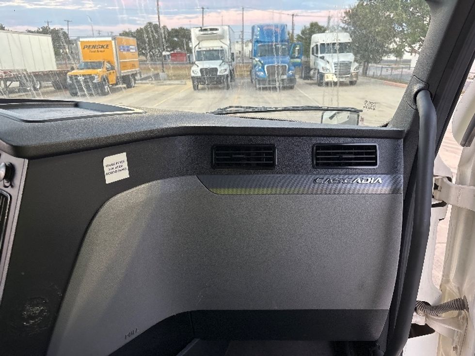 Sleeper Tractor-Heavy Duty Tractors-Freightliner-2022-T12664ST-San Antonio-TX-258,620\n\t\tmiles-$ 103,500 - Image 14