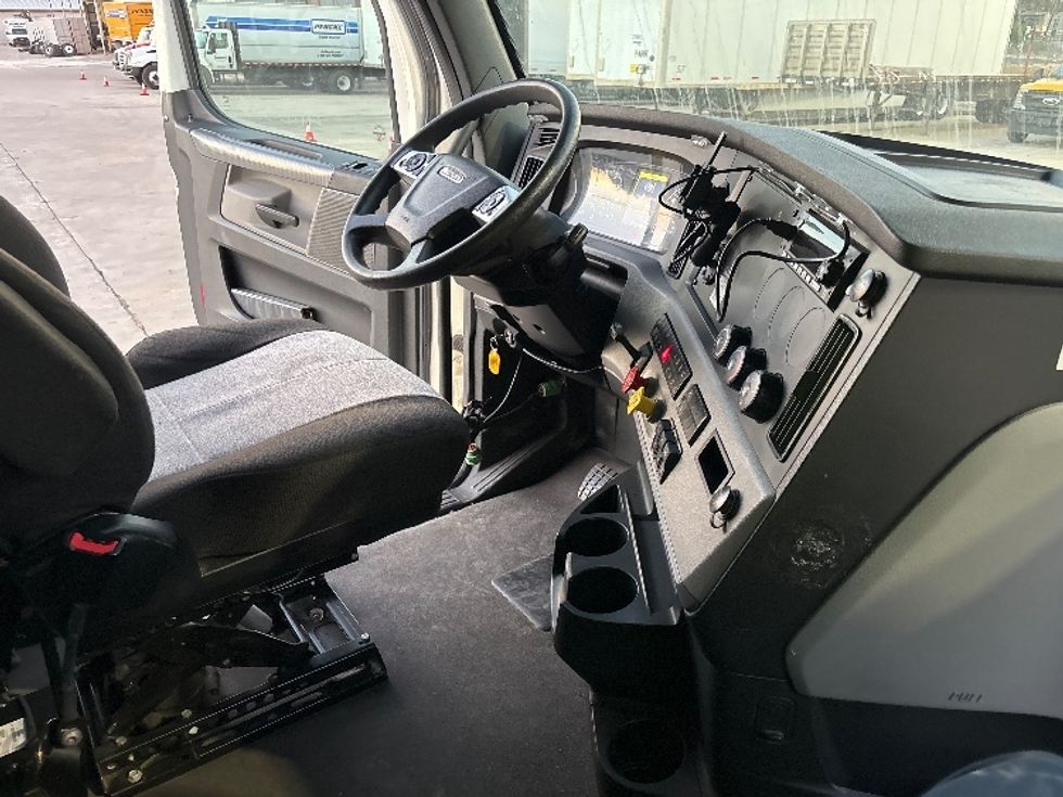 Sleeper Tractor-Heavy Duty Tractors-Freightliner-2022-T12664ST-San Antonio-TX-258,620\n\t\tmiles-$ 103,500 - Image 15