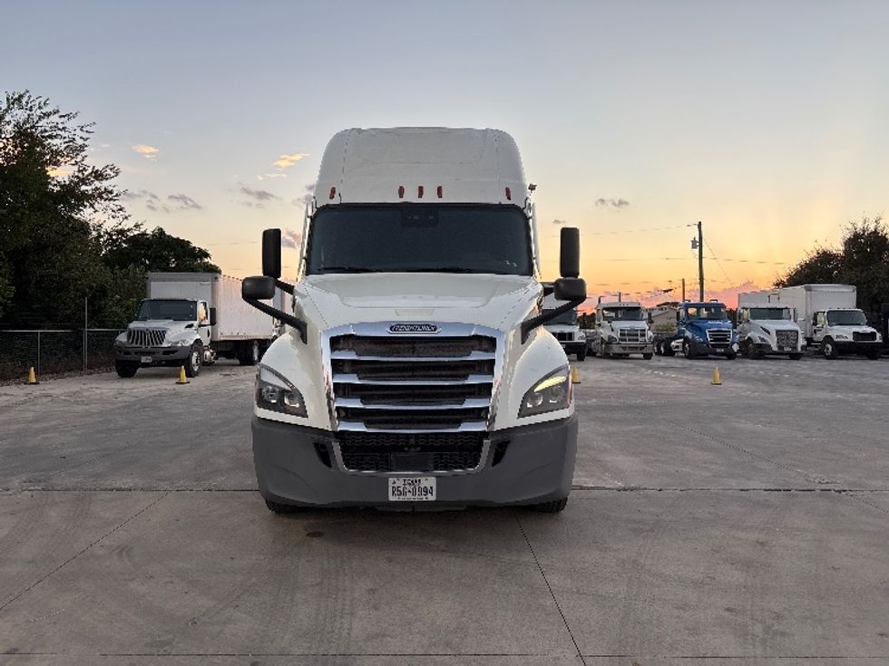 Sleeper Tractor-Heavy Duty Tractors-Freightliner-2022-T12664ST-San Antonio-TX-258,620\n\t\tmiles-$ 103,500 - Image 2