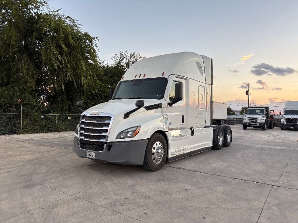 Sleeper Tractor-Heavy Duty Tractors-Freightliner-2022-T12664ST-San Antonio-TX-258,620\n\t\tmiles-$ 103,500 - Image 3