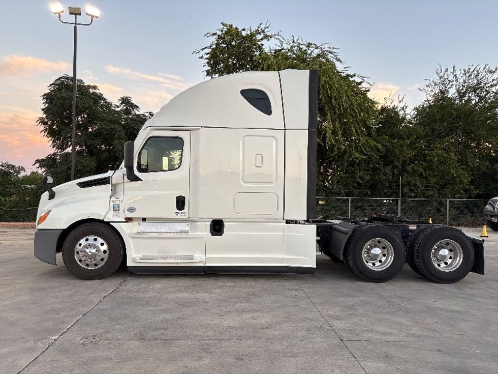 Sleeper Tractor-Heavy Duty Tractors-Freightliner-2022-T12664ST-San Antonio-TX-258,620\n\t\tmiles-$ 103,500 - Image 4