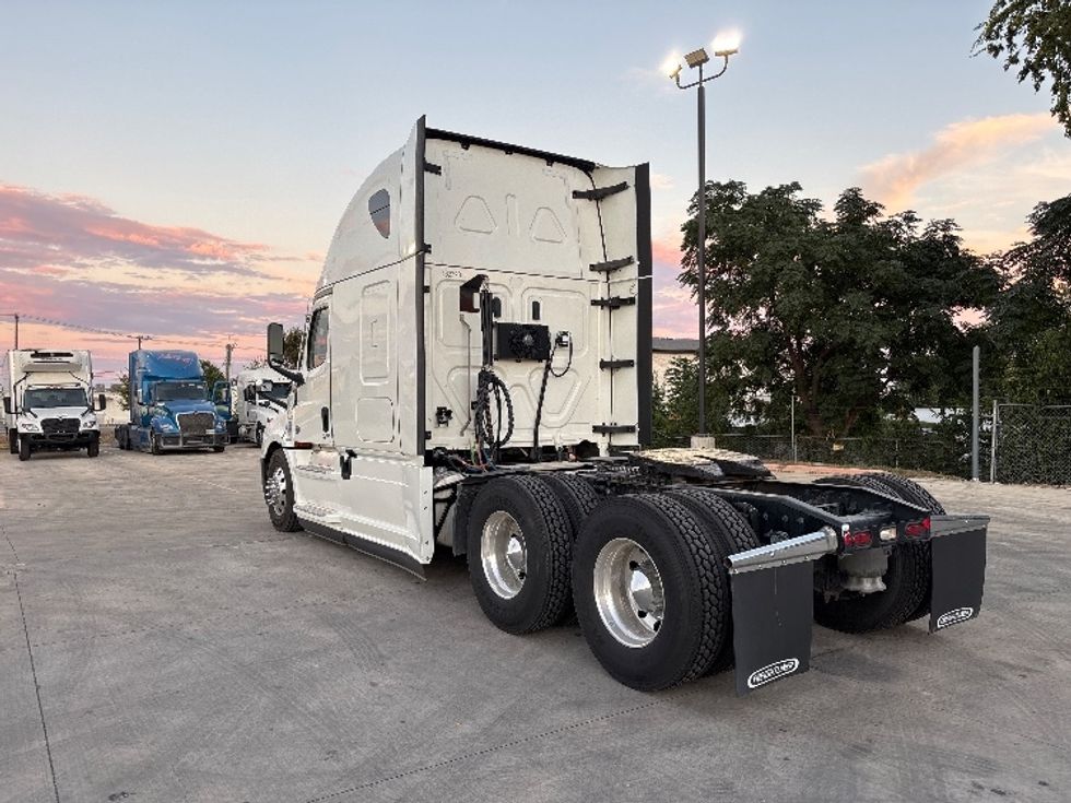 Sleeper Tractor-Heavy Duty Tractors-Freightliner-2022-T12664ST-San Antonio-TX-258,620\n\t\tmiles-$ 103,500 - Image 5