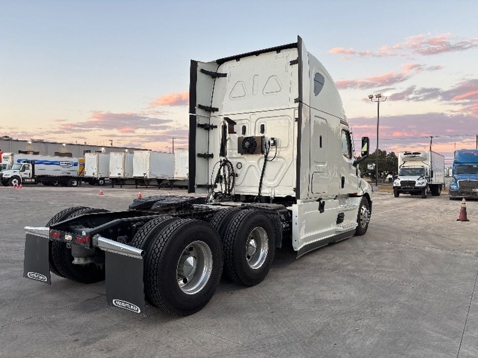 Sleeper Tractor-Heavy Duty Tractors-Freightliner-2022-T12664ST-San Antonio-TX-258,620\n\t\tmiles-$ 103,500 - Image 7