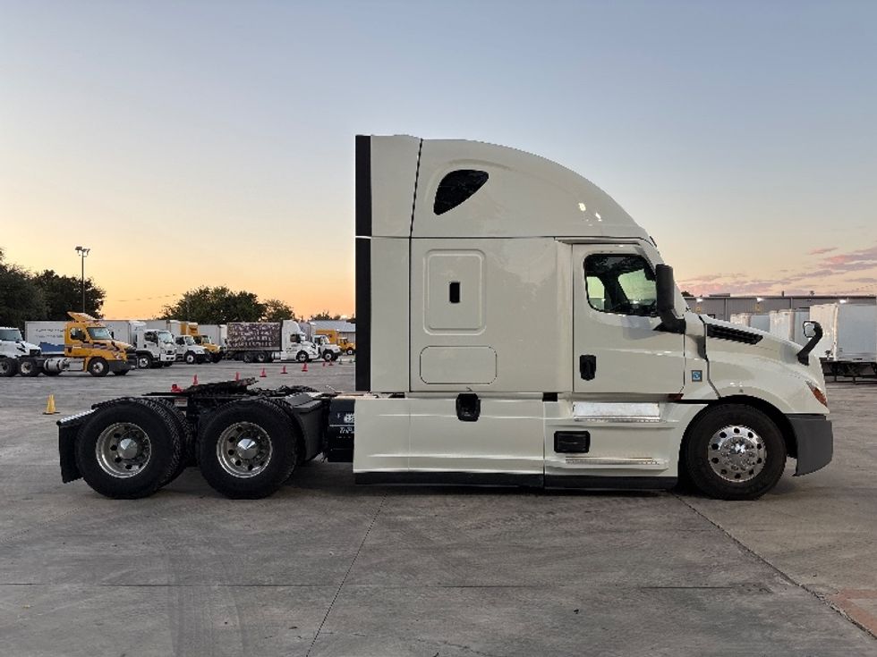 Sleeper Tractor-Heavy Duty Tractors-Freightliner-2022-T12664ST-San Antonio-TX-258,620\n\t\tmiles-$ 103,500 - Image 8