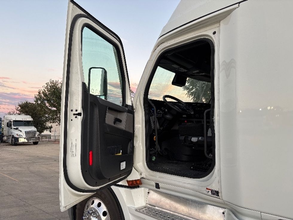 Sleeper Tractor-Heavy Duty Tractors-Freightliner-2022-T12664ST-San Antonio-TX-258,620\n\t\tmiles-$ 103,500 - Image 9