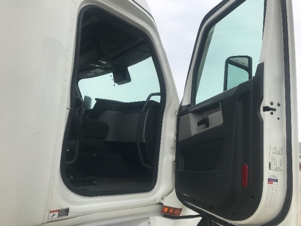 Sleeper Tractor-Heavy Duty Tractors-Freightliner-2022-T12664ST-San Antonio-TX-367,874\n\t\tmiles-$ 89,750 - Image 12