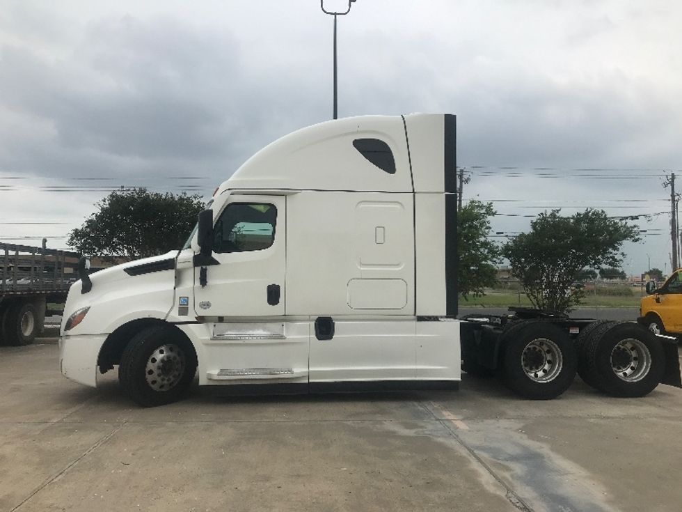 Sleeper Tractor-Heavy Duty Tractors-Freightliner-2022-T12664ST-San Antonio-TX-367,874\n\t\tmiles-$ 89,750 - Image 3