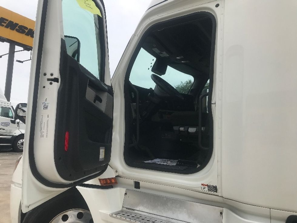 Sleeper Tractor-Heavy Duty Tractors-Freightliner-2022-T12664ST-San Antonio-TX-367,874\n\t\tmiles-$ 89,750 - Image 8