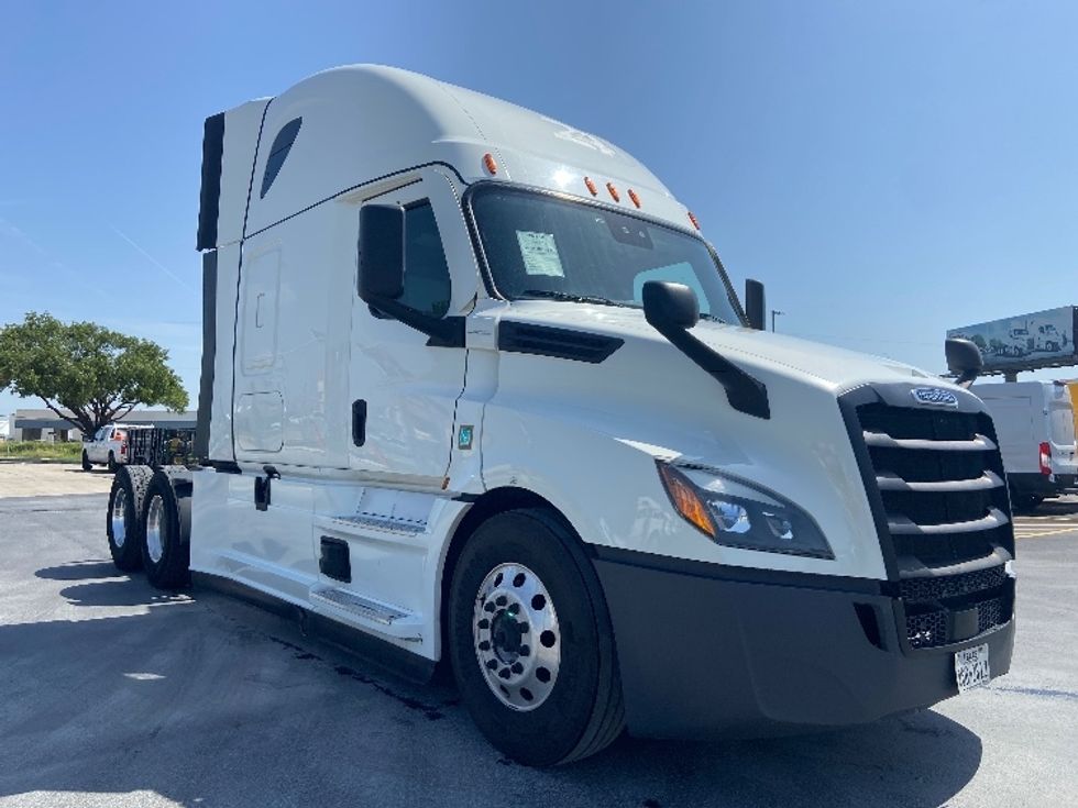 Sleeper Tractor-Heavy Duty Tractors-Freightliner-2022-T12664ST-San Antonio-TX-382,877\n\t\tmiles-$ 91,500 - Image 1