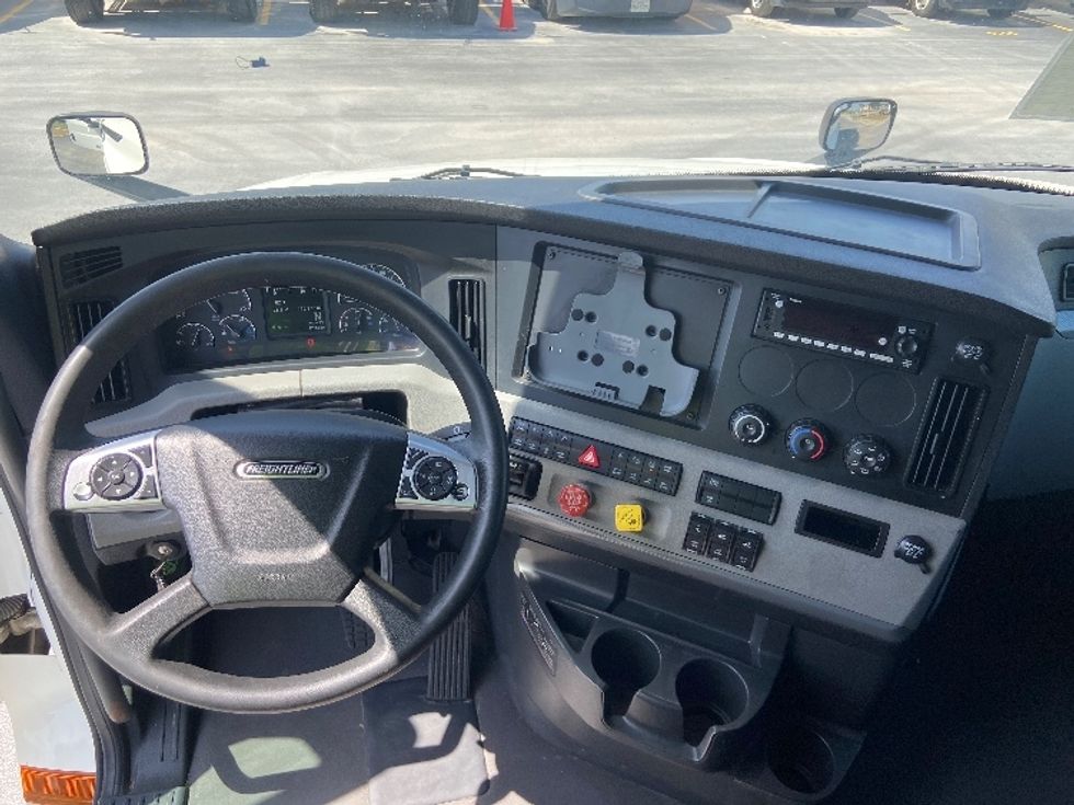 Sleeper Tractor-Heavy Duty Tractors-Freightliner-2022-T12664ST-San Antonio-TX-382,877\n\t\tmiles-$ 91,500 - Image 11