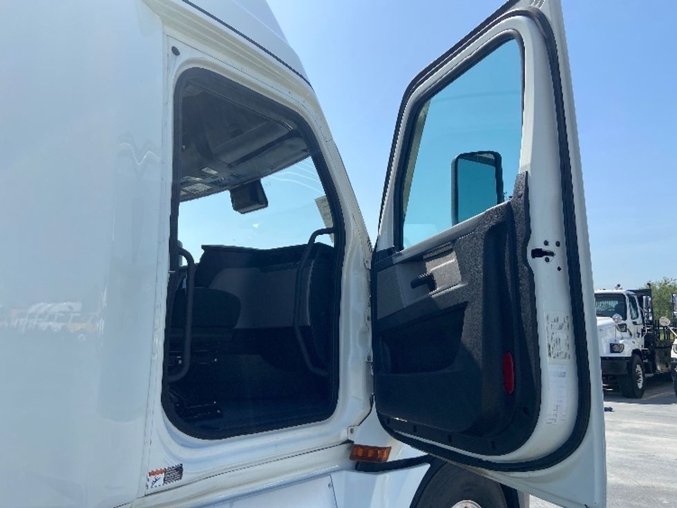 Sleeper Tractor-Heavy Duty Tractors-Freightliner-2022-T12664ST-San Antonio-TX-382,877\n\t\tmiles-$ 91,500 - Image 13