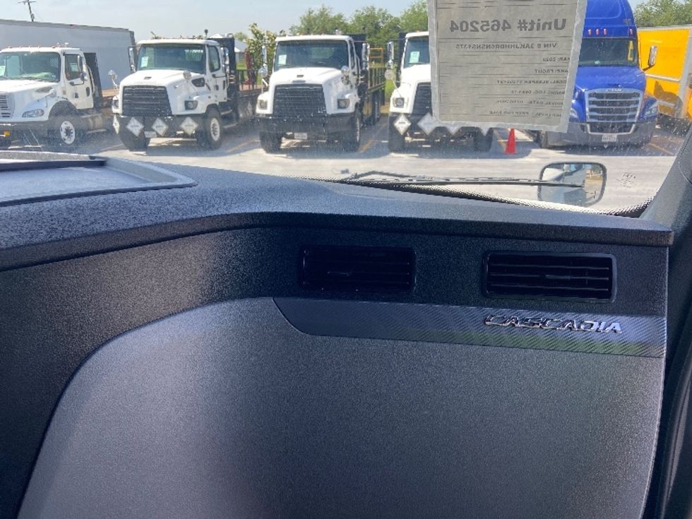 Sleeper Tractor-Heavy Duty Tractors-Freightliner-2022-T12664ST-San Antonio-TX-382,877\n\t\tmiles-$ 91,500 - Image 14