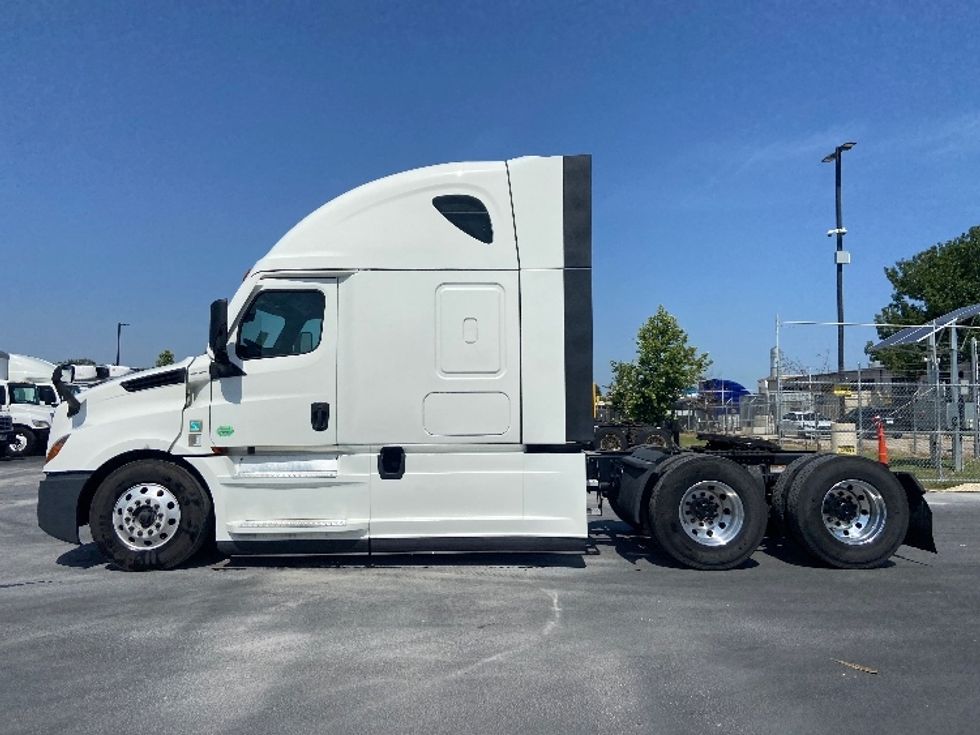 Sleeper Tractor-Heavy Duty Tractors-Freightliner-2022-T12664ST-San Antonio-TX-382,877\n\t\tmiles-$ 91,500 - Image 4