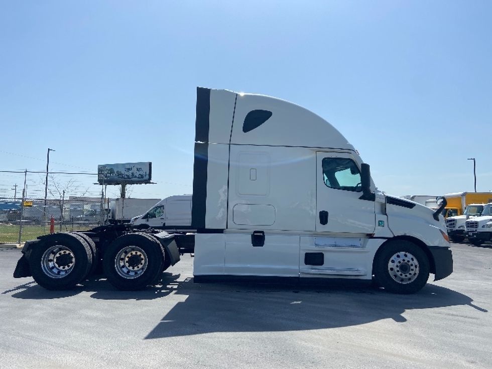 Sleeper Tractor-Heavy Duty Tractors-Freightliner-2022-T12664ST-San Antonio-TX-382,877\n\t\tmiles-$ 91,500 - Image 8