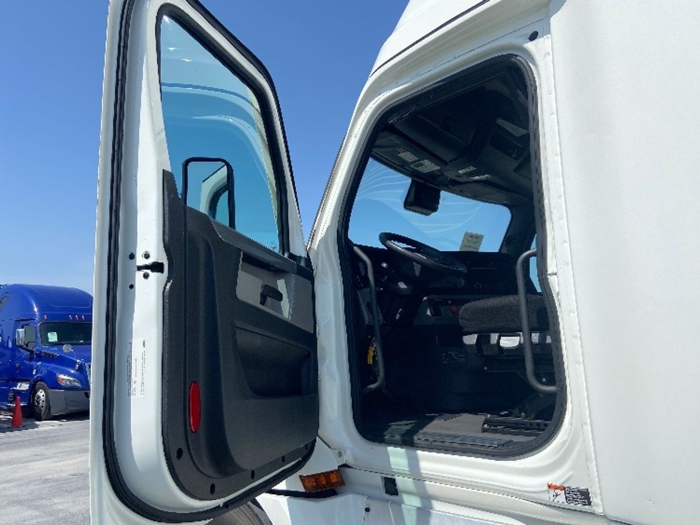 Sleeper Tractor-Heavy Duty Tractors-Freightliner-2022-T12664ST-San Antonio-TX-382,877\n\t\tmiles-$ 91,500 - Image 9