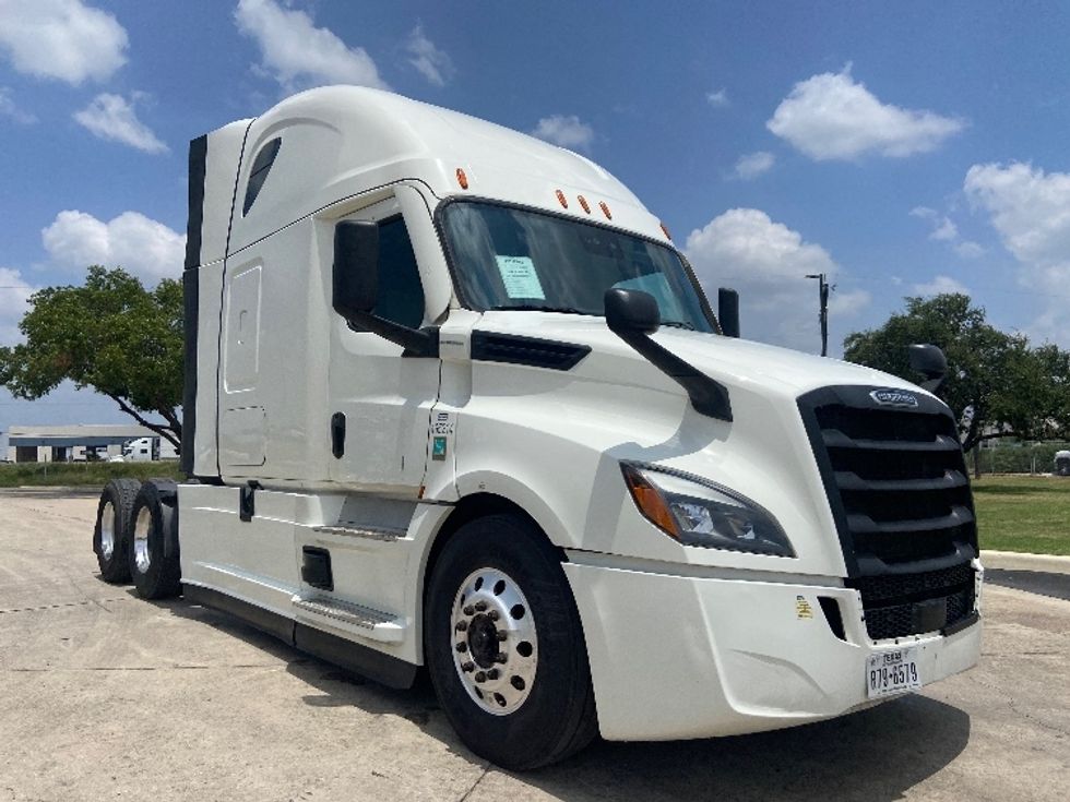 Sleeper Tractor-Heavy Duty Tractors-Freightliner-2022-T12664ST-San Antonio-TX-391,025\n\t\tmiles-$ 90,750 - Image 1