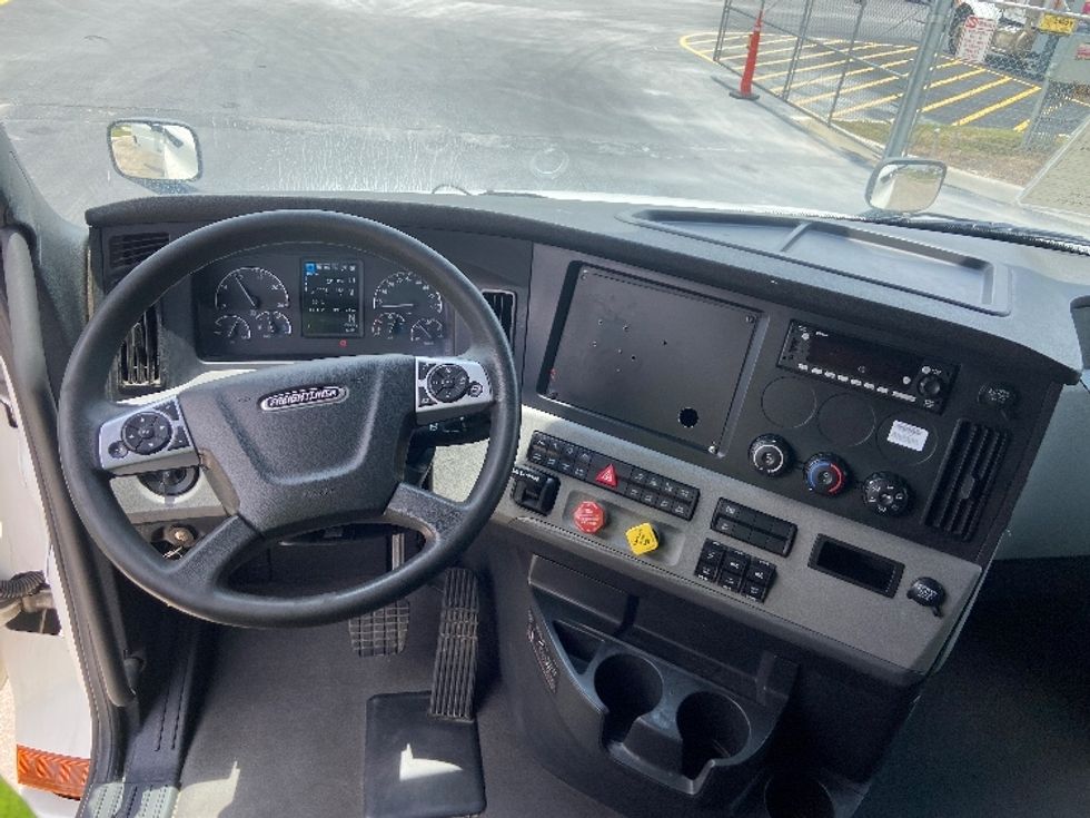 Sleeper Tractor-Heavy Duty Tractors-Freightliner-2022-T12664ST-San Antonio-TX-391,025\n\t\tmiles-$ 90,750 - Image 11