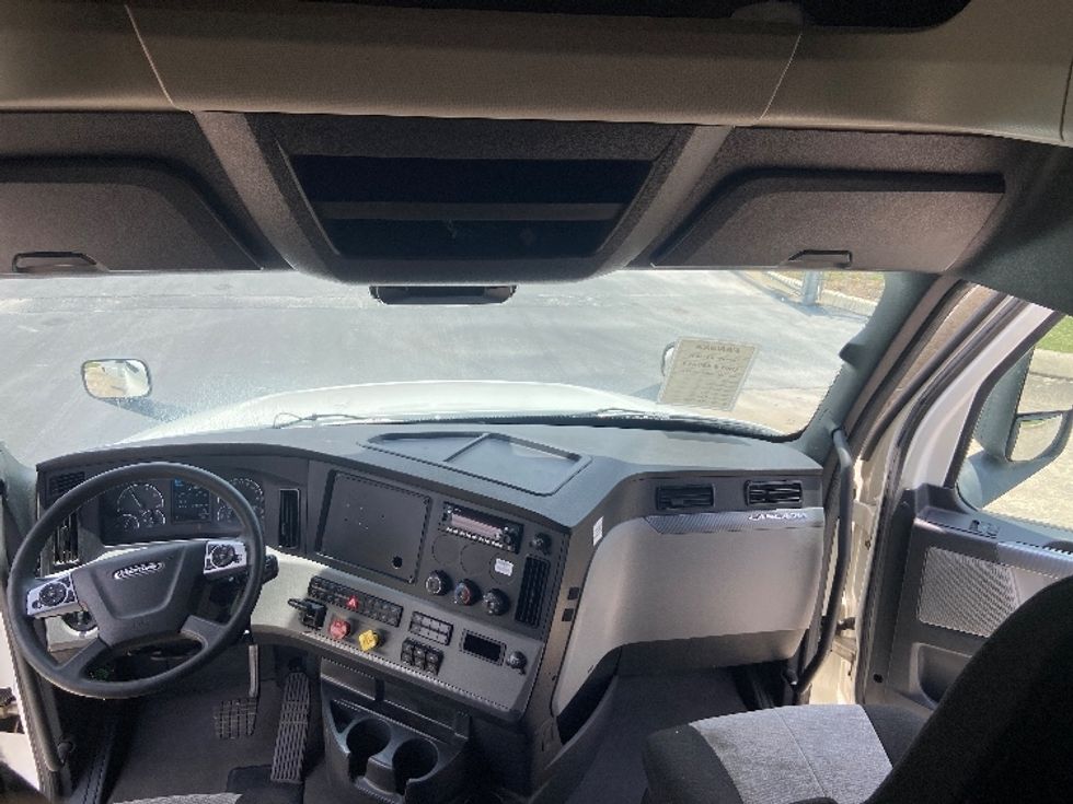 Sleeper Tractor-Heavy Duty Tractors-Freightliner-2022-T12664ST-San Antonio-TX-391,025\n\t\tmiles-$ 90,750 - Image 12